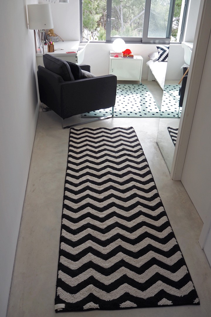 Tapis lavable en machine en coton naturel noir et beige Zig-Zag Lorena  Canals 