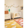 Tapis lavable en machine pour enfant moutarde Clouds Lorena Canals