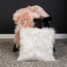 Coussin brillant effet peau de mouton shaggy Kaunas