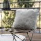 Coussin brillant effet peau de mouton shaggy Kaunas