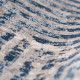 Tapis bleu moderne à courtes mèches rectangle Hinako