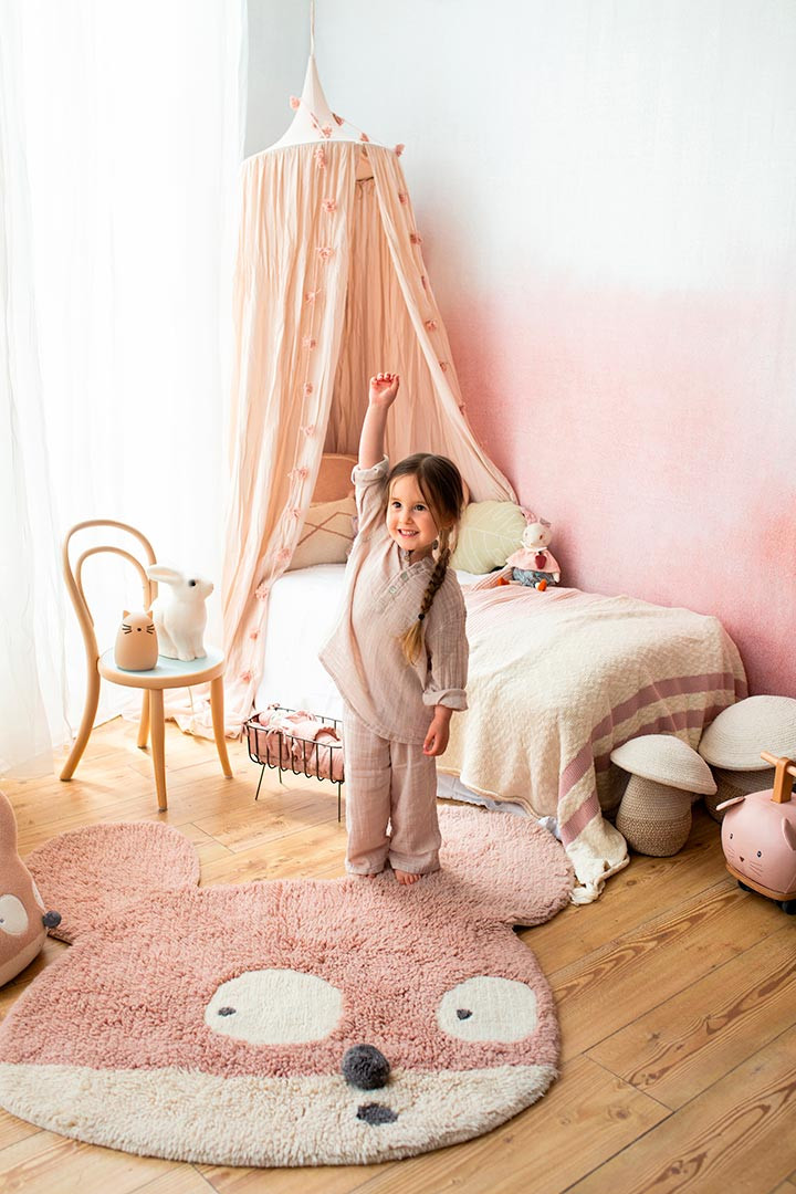 De la douceur dans la chambre d'enfant avec une moquette velour