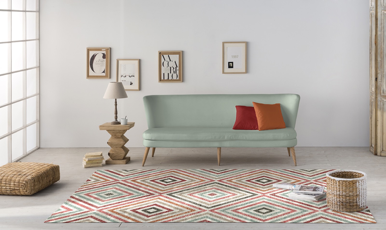 Salon avec un tapis à motifs corail